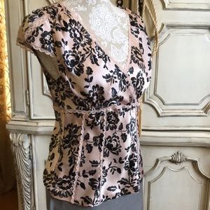 LUXURIOUS BANDOLINO SILK TOP WITH SLEEVES AND A SIDE ZIPPER LIKE NEW SZ 6 SMALL